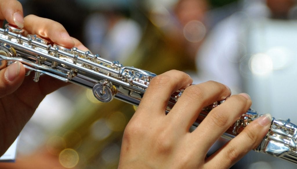 how to hold the flute